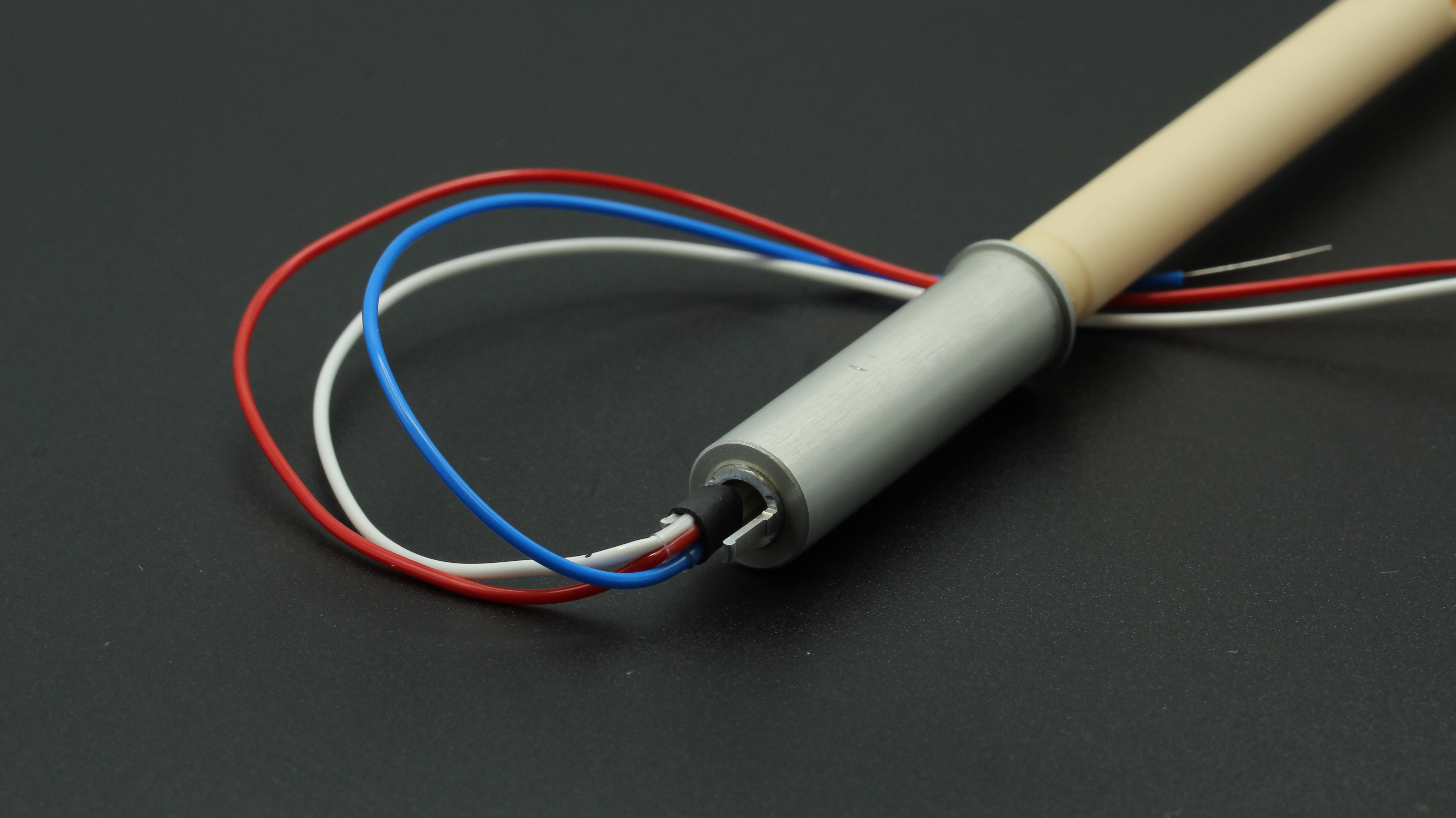 Upper sample holder with platinum electrode and type S thermocouple for cylinders